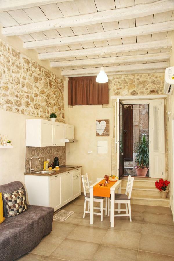Essentia Rooms- Ortigia Holidays シラクーサ エクステリア 写真
