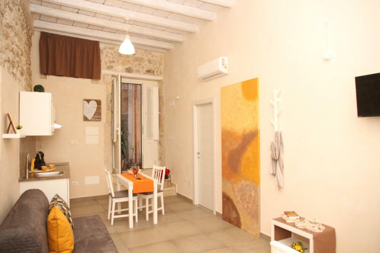 Essentia Rooms- Ortigia Holidays シラクーサ エクステリア 写真