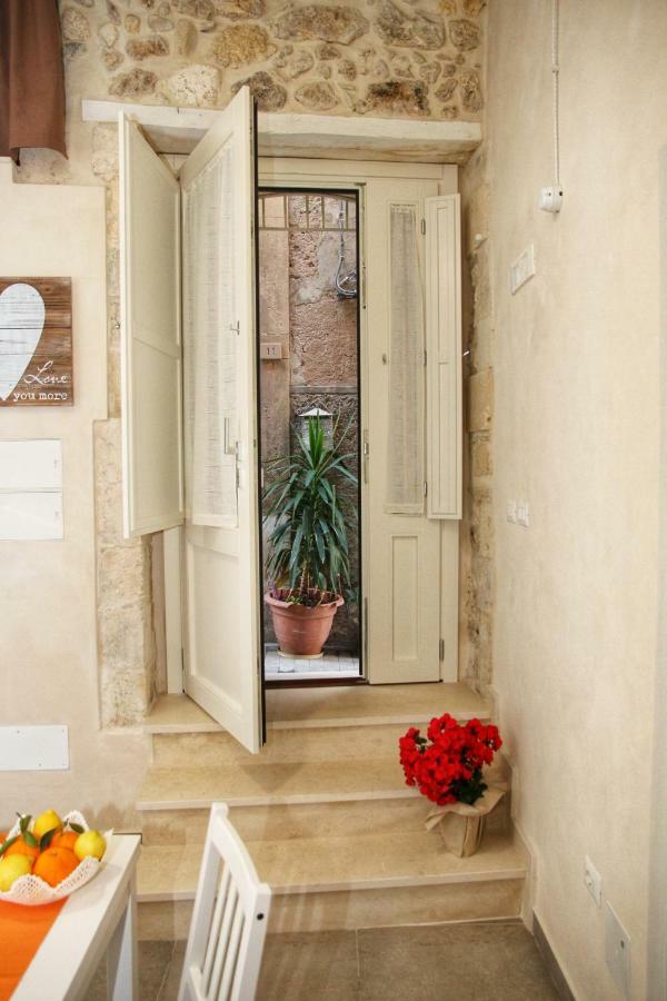 Essentia Rooms- Ortigia Holidays シラクーサ エクステリア 写真